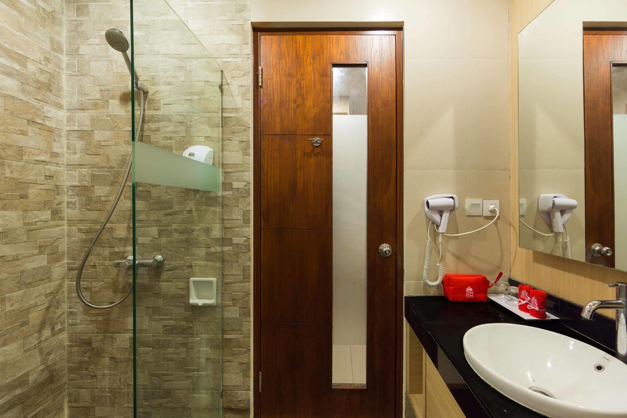 Zen Rooms Kuta Tuban Suites Εξωτερικό φωτογραφία