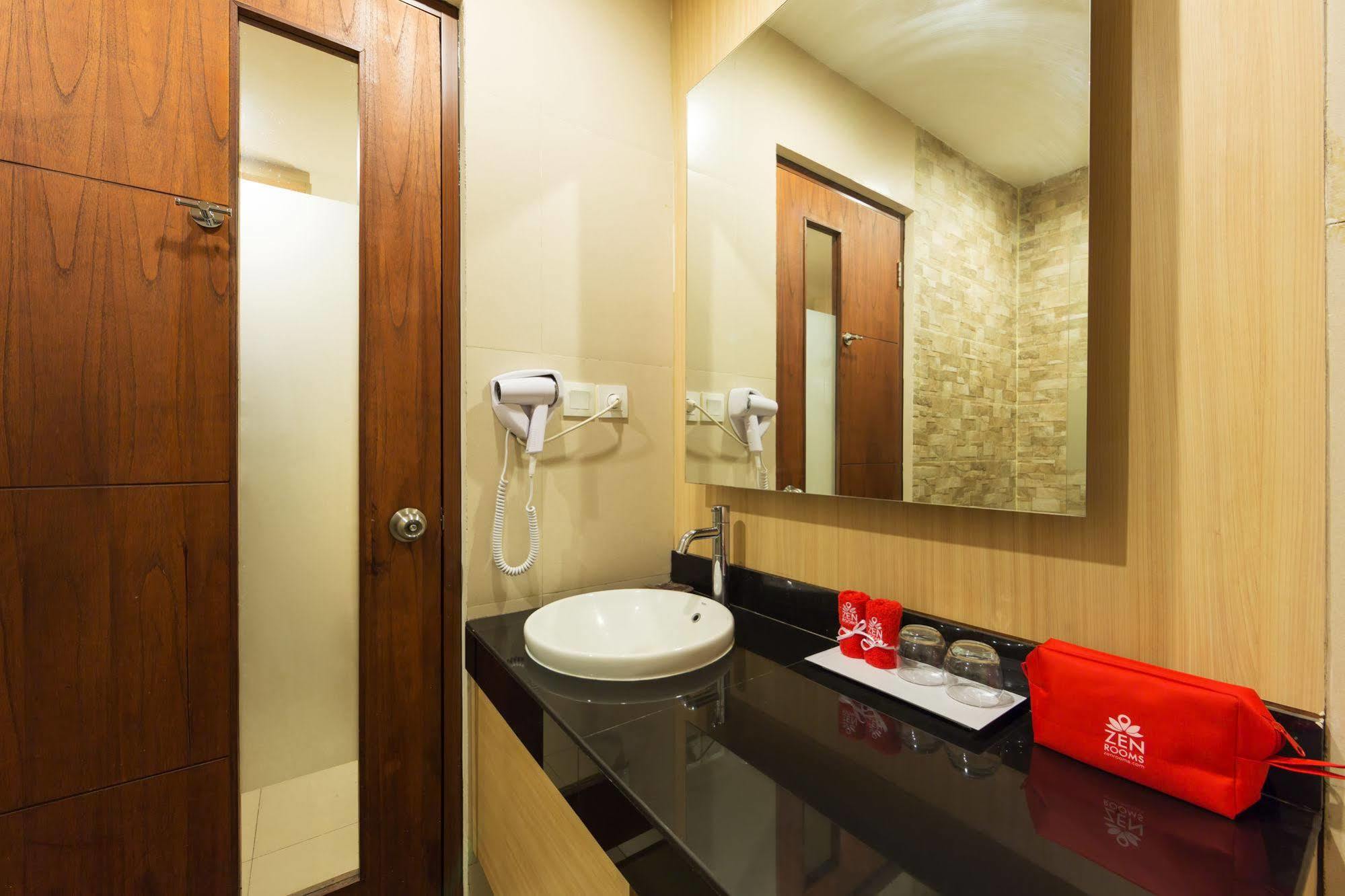 Zen Rooms Kuta Tuban Suites Εξωτερικό φωτογραφία